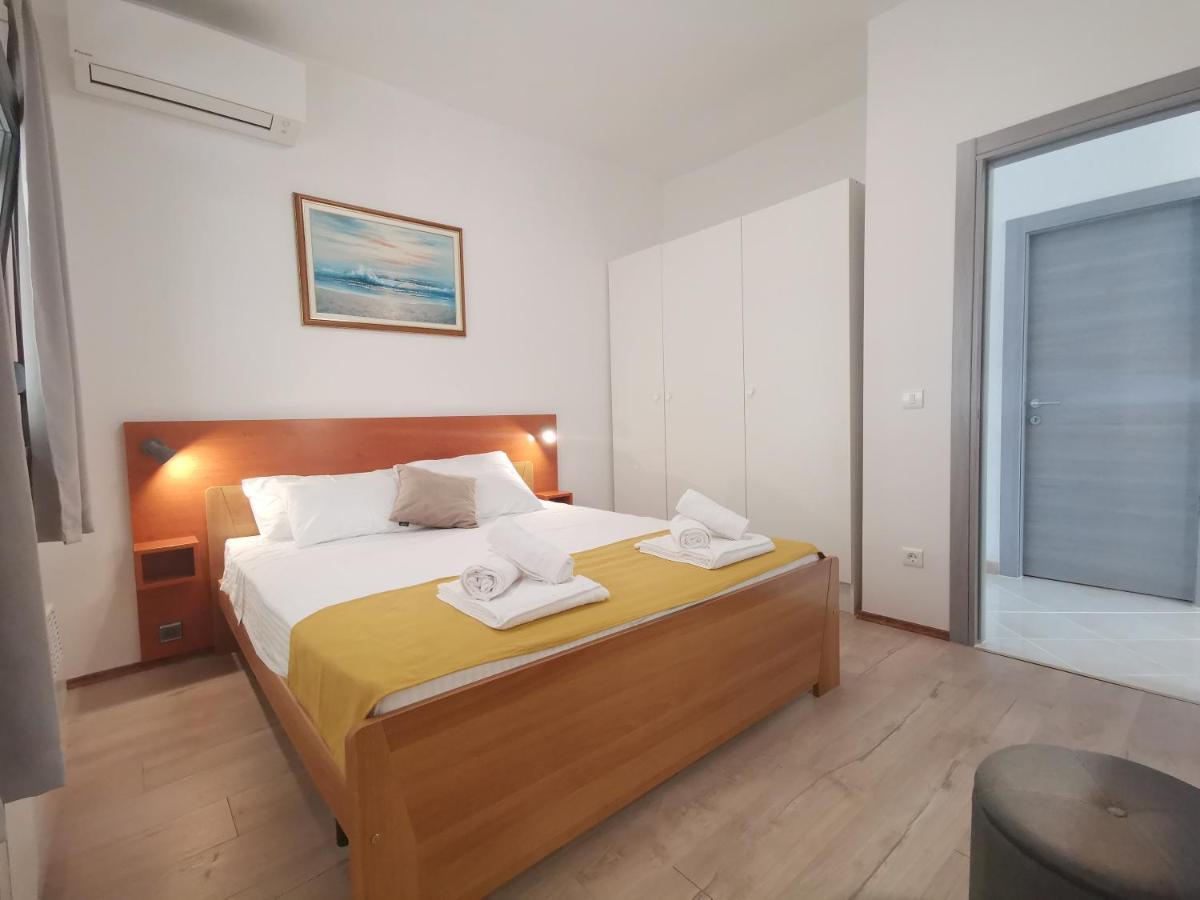 Apartment Pineta With Terrace & Park Wood View Pula Exterior photo