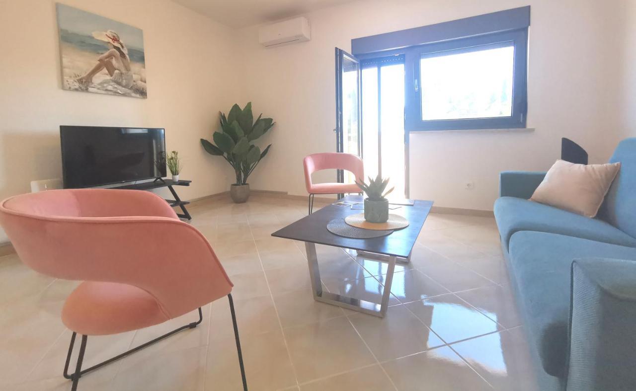 Apartment Pineta With Terrace & Park Wood View Pula Exterior photo