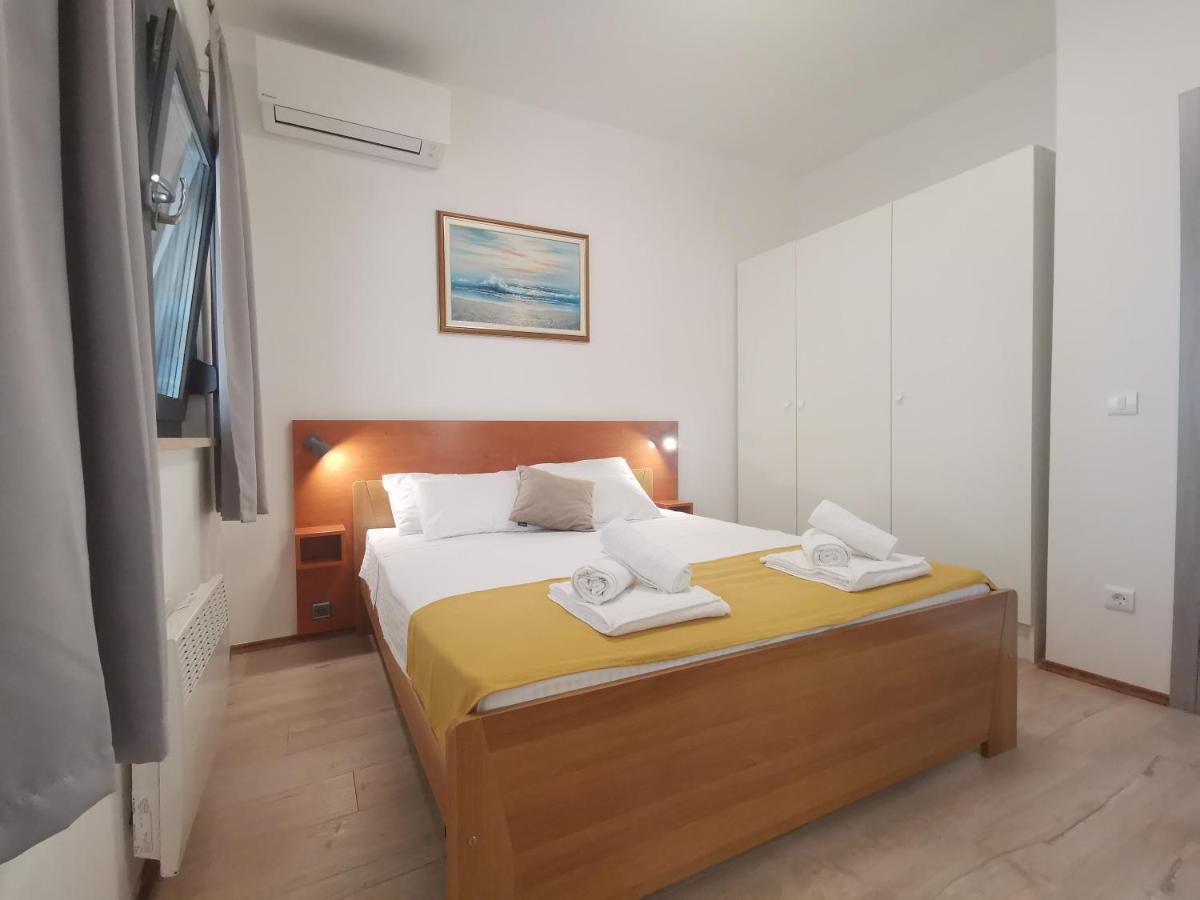 Apartment Pineta With Terrace & Park Wood View Pula Exterior photo